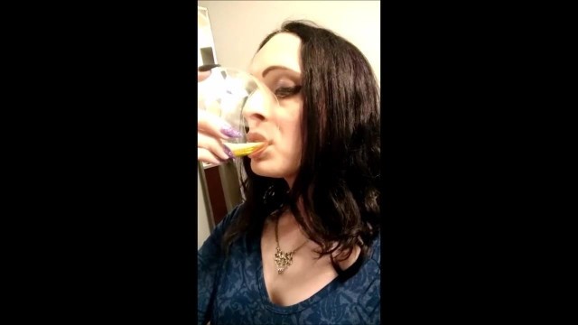 LL Drinking her own piss