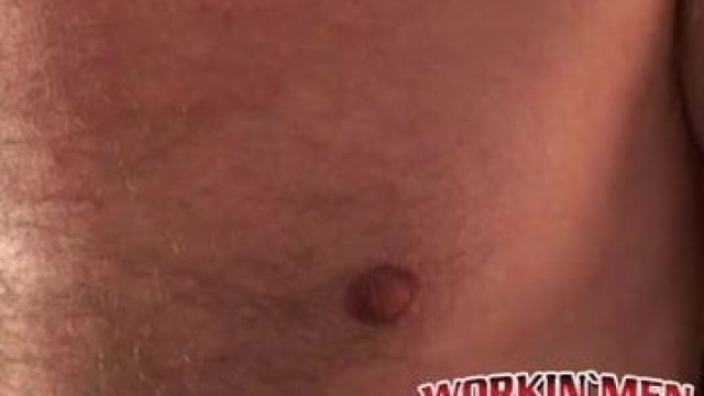 Hairy amateur jizzes all over his belly after masturbating